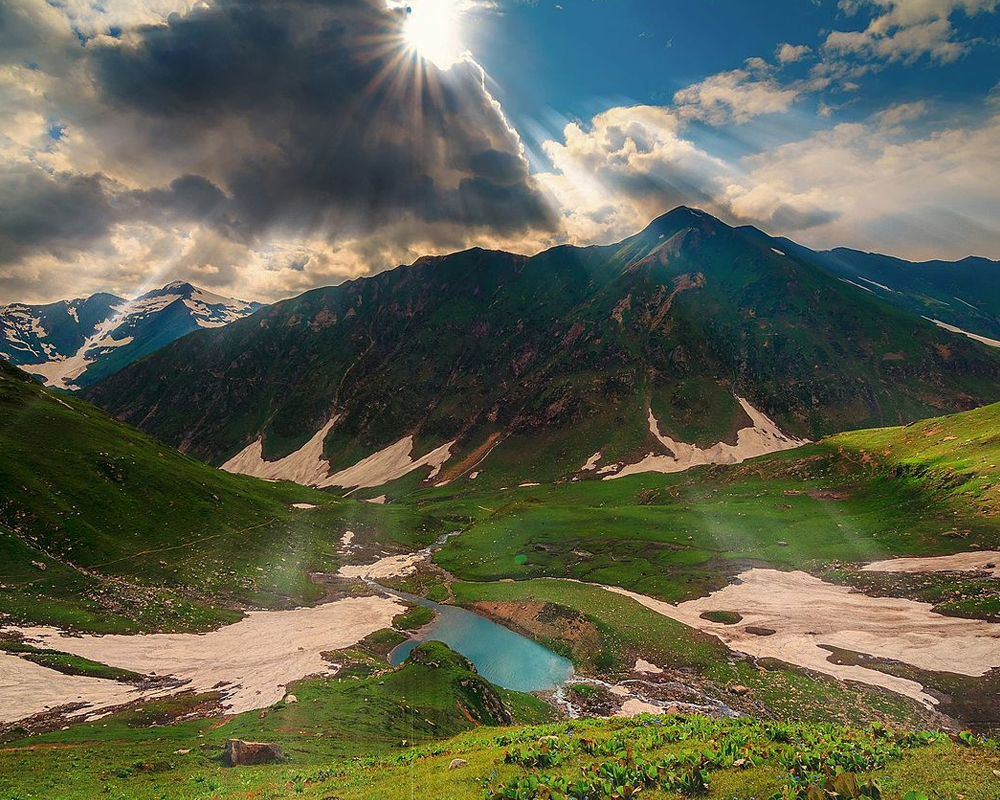 Lake of Ratti Gali can be accessed via jeeps on the bone recking journey, while you can have donkey services available in the region as well. 