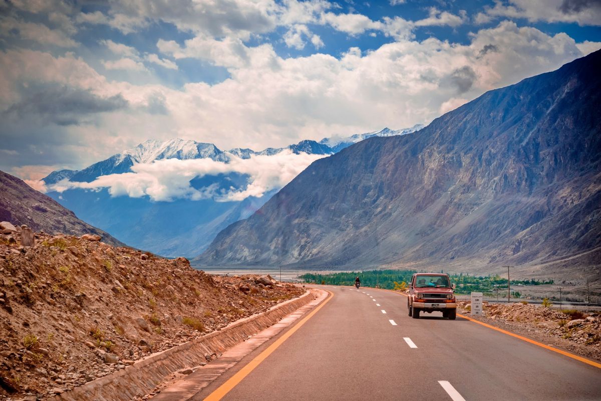 Facts About Pakistan: longest paved road KKH