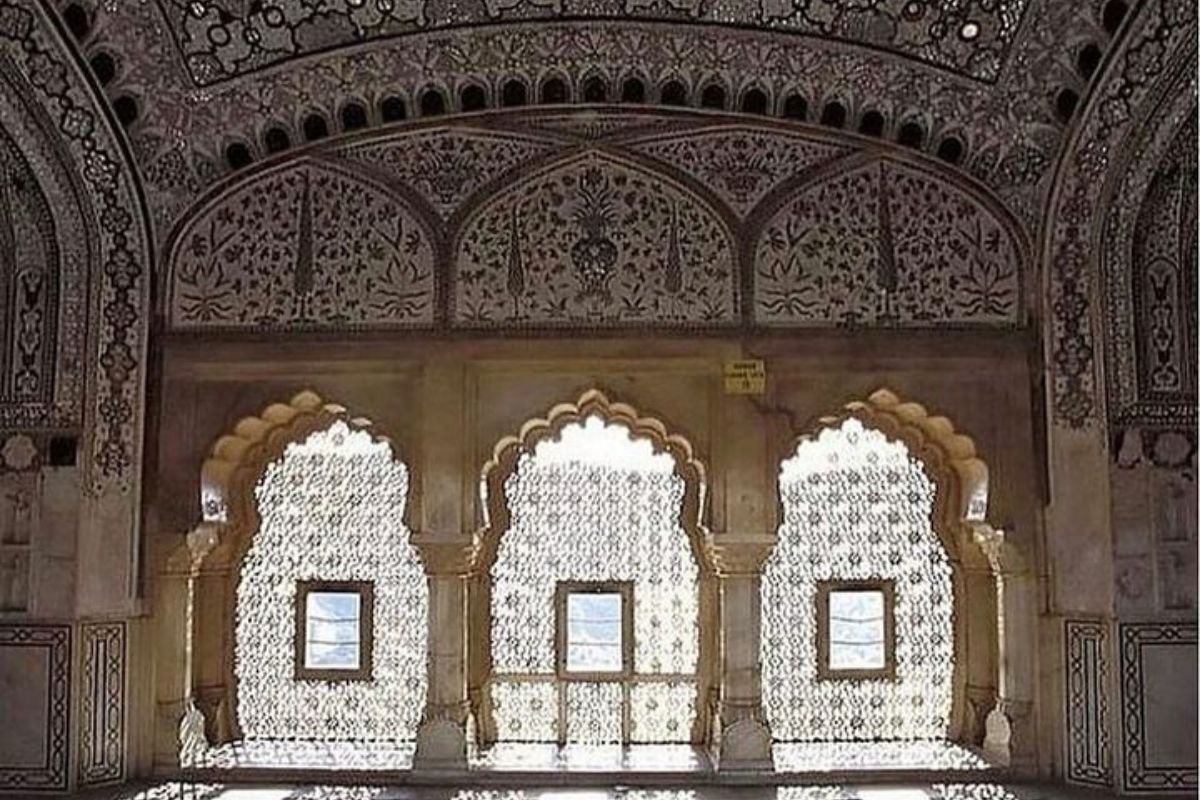 Photo Locations In Pakistan: capture the essence of Mughal era in Sheesh Mahal