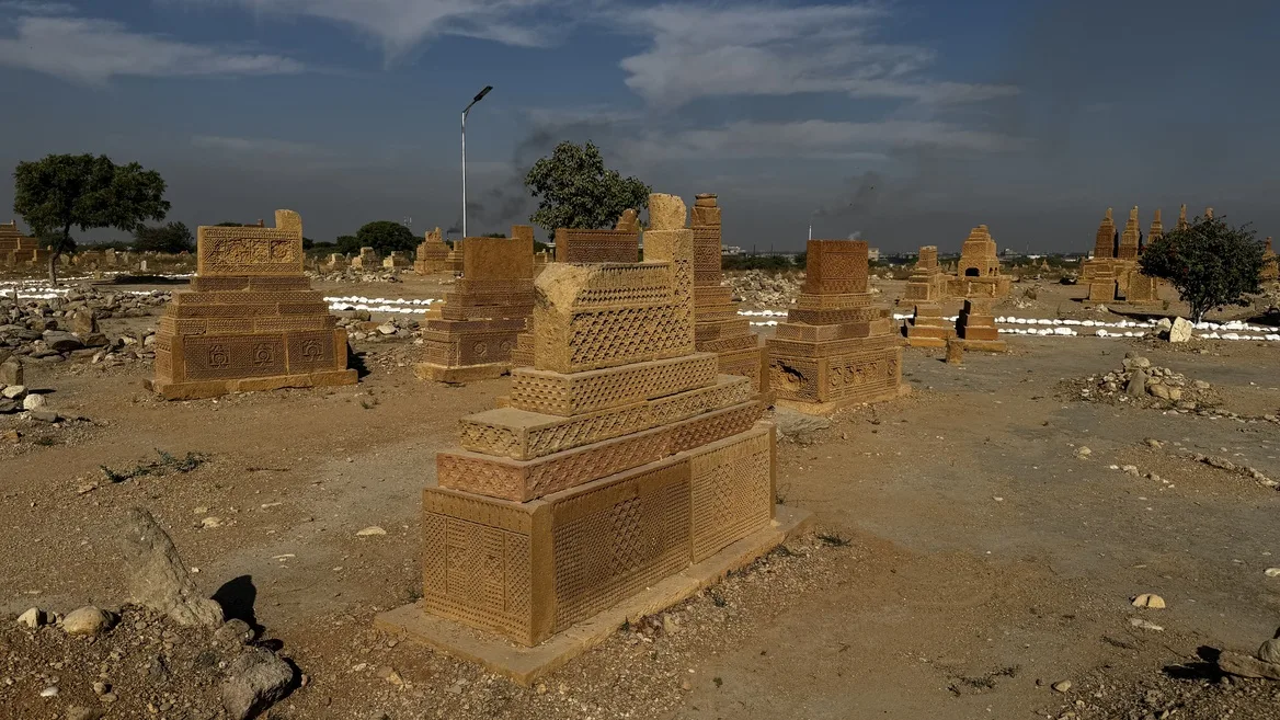 Chaukhandi Tombs : one of the famous site around Karachi for History lovers 