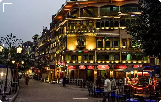Lahore Food Street: vibrant open-air dining with views of Badshahi Mosque on our guided Lahore culinary and city tours