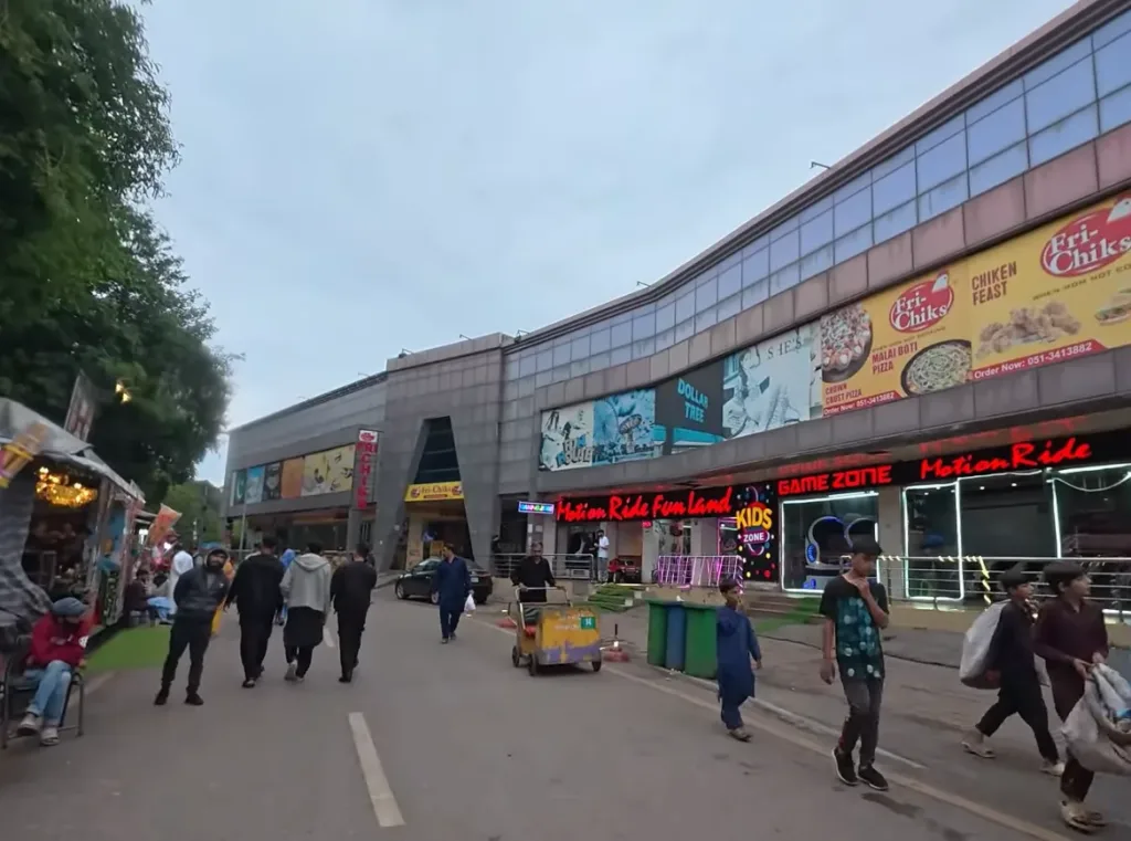 vehicle free zone at murree mall road - pakistan tour and travel presents visit to all famous places in murree